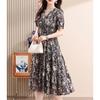Robe noire élégante à manches courtes et col en V avec imprimé floral pour le style estival des femmes