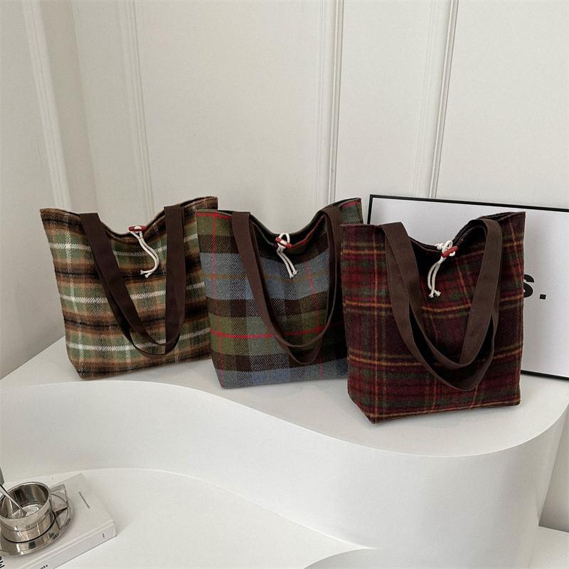 2024 Neuer Koreanischer Stil Große Kapazität Karierte Tragetasche Wollstoff Street Fashion Achseltasche