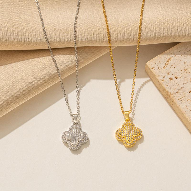 Lyxigt halsband med fyrklöver i zirkonia: Elegant high-end modehänge för kvinnor