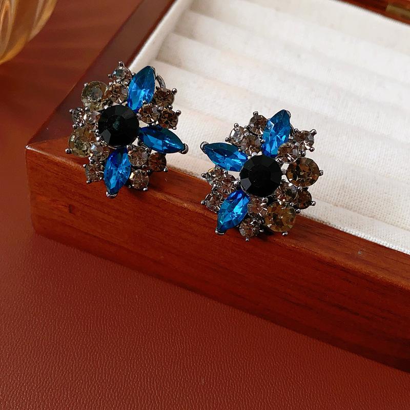 Barokstijl zirkonia oorbellen, sierlijke filigraan edelsteen oorbellen, vintage hangende edelsteen oorbellen.