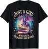 Bara En Tjej Som Älskar Drakar och Böcker T-shirt
