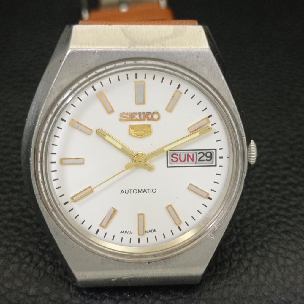 JAPAN VINTAGE SEIKO 5 AUTOMATIC MENS WHITE COLOR DIAL WATCH A701489-5