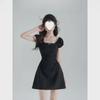 Robe A-line noire à taille fine et col carré - Été 2025 Style français Hepburn