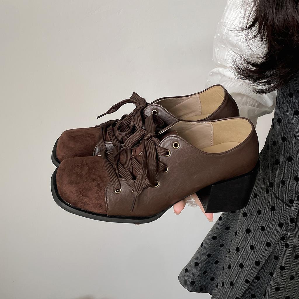 Retro wszechstronne buty damskie na grubym obcasie z głębokim dekoltem w brytyjskim stylu, letnie 2025, nowy model, do spódnicy, wysokiej klasy małe buty