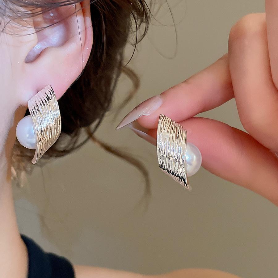 Vintage Brushed Texture Earrings for Women Irregular Geometric Pearl Stud Earrings Fashion Exquisite Banquet Party Jewelry Gifts