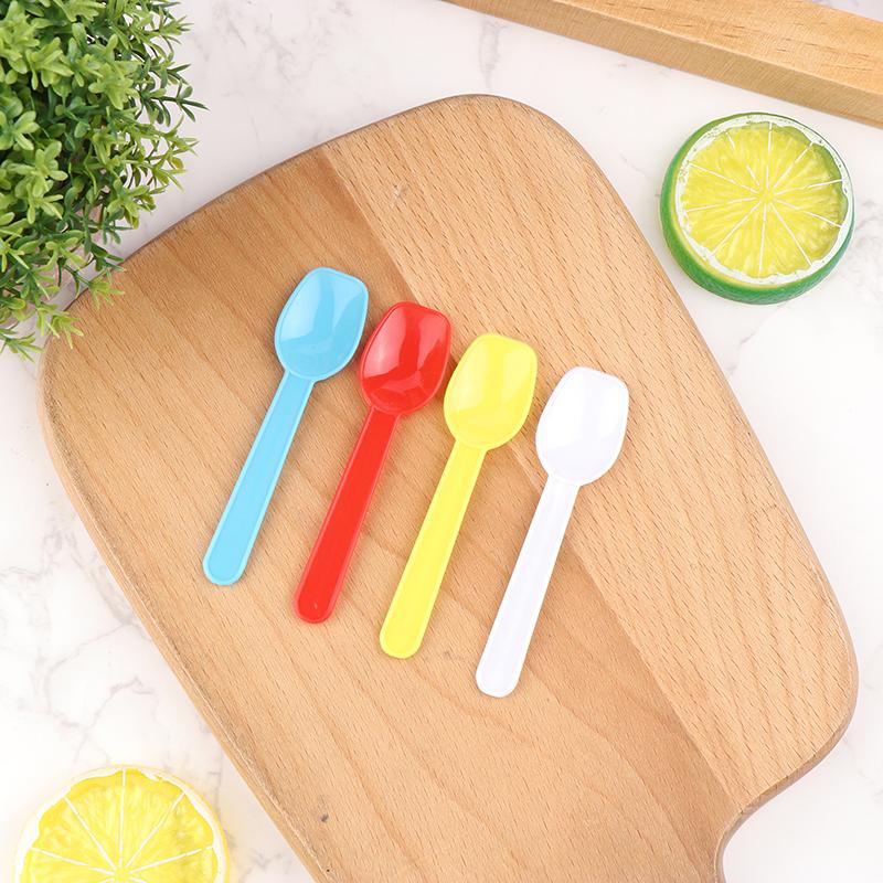 Lot de 50 cuillères à dessert en plastique pour glaces, cuillères familiales, cuillères à soupe en plastique, cuillères de dégustation mignonnes, idéales pour les couverts de fête