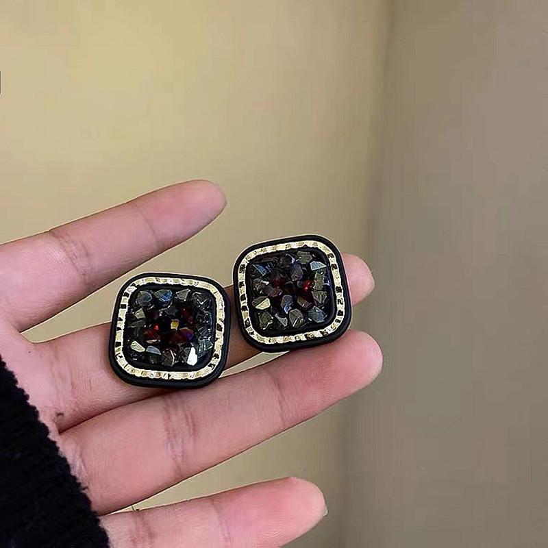 Retro black Xiaoxiangfeng stud earrings women's fashion elegance temperament high-end earrings bow love versatile earrings