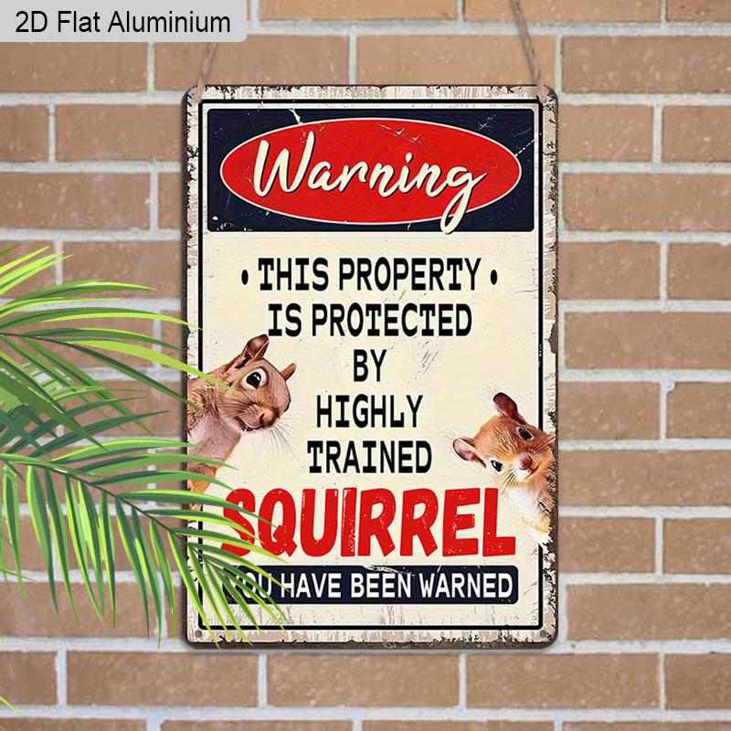 Panneau en aluminium vintage 2D plat 1 pièce « Attention »: Cette Propriété Est Protégée Par un Écureuil Très Entraîné" Humour Animalier Drôle Plaque de Décoration Murale pour la Maison