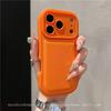 Compatible avec l'iPhone 17 Pro Max, cette coque premium unie antichoc offre une texture cuir et un design à coussin d'air au toucher peau.