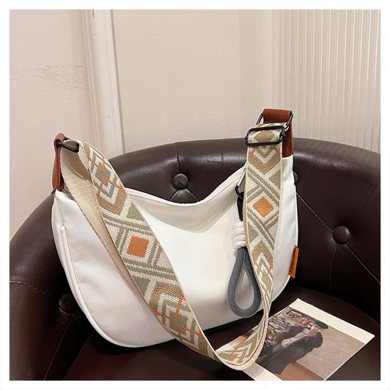 Geräumige Nylontaschen-Damen Herbst Winter Neuer Trend Mode Vielseitige Einfarbige Umhängetasche Halbmondtasche