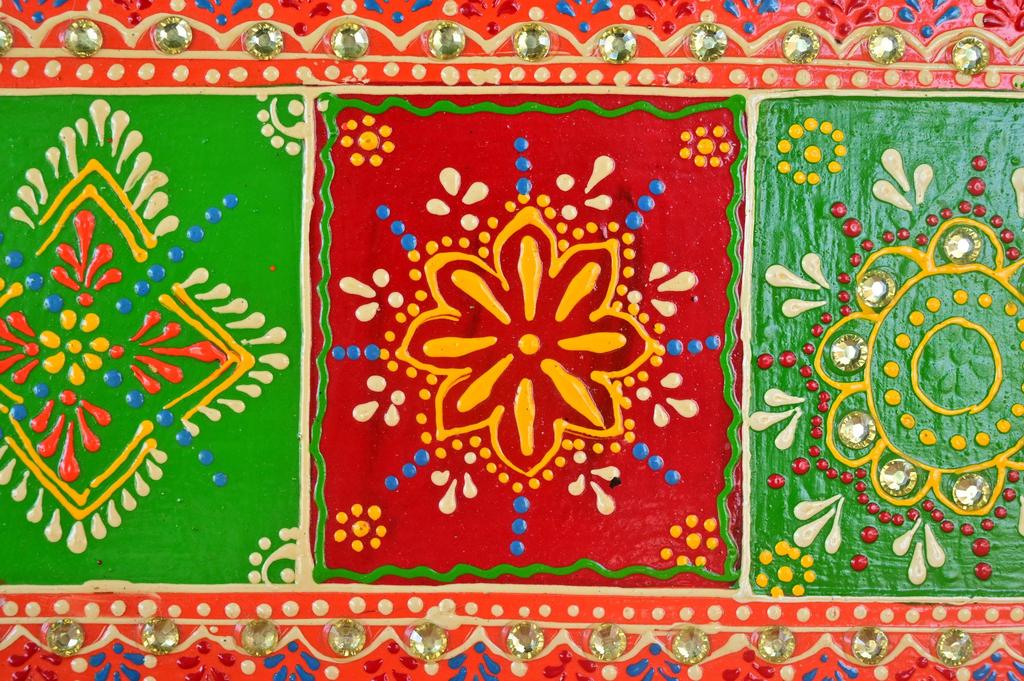 Handbemalte indische Volkskunst Wanddekoration: Spiegelarbeits-Ethnik-Panel