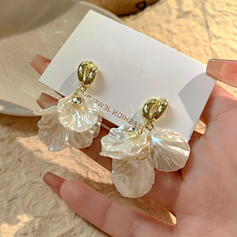White Acrylic Petals Pendants Hanging Earrings for Women Lovely Multi-layers Flower Dangle Earrings New In Fashion Jewelry