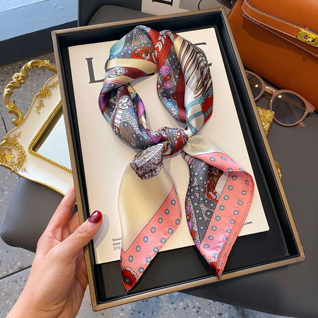 Kleiner Seidenschal Damen Vielseitig Hochwertig Dekoratives Quadratisches Tuch Professioneller Kleiner Schal Imitation Seide Koreanische Version Streamer Tasche