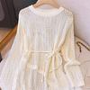 Unregelmäßiges gehäkeltes Damen-Sommerdesign mit Bindegürtel und Sonnenschutzhemd, kombiniert mit Klimaanlagen-Übertop