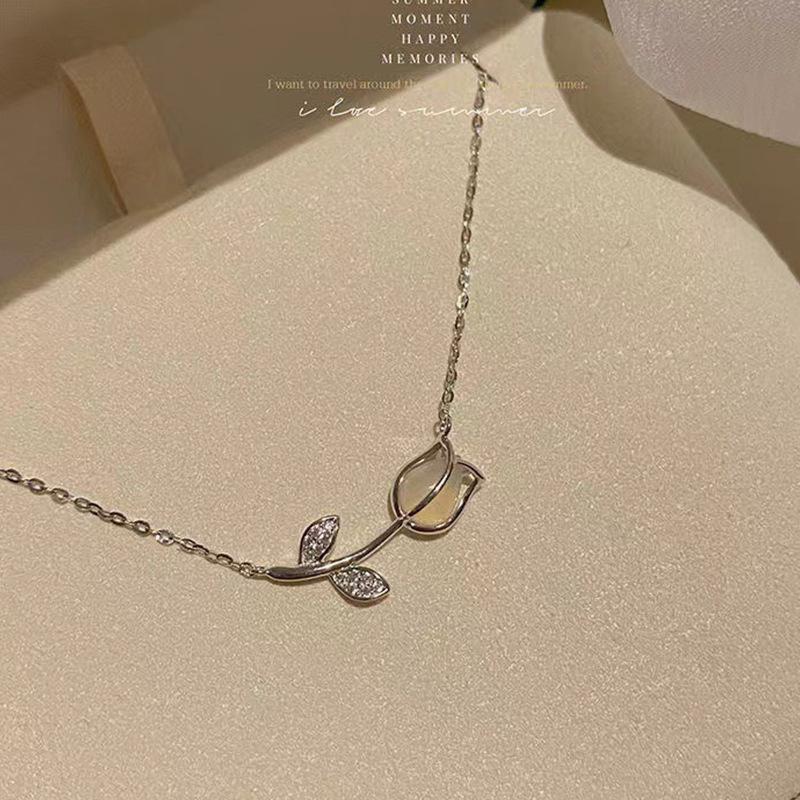 2024 2023 einfache Mädchen Rose Tulpe Anhänger Mode Elegante Sexy Halskette Persönlichkeit Charme Quaste Edlen Schmuck Geschenk Winter Pullover Kette