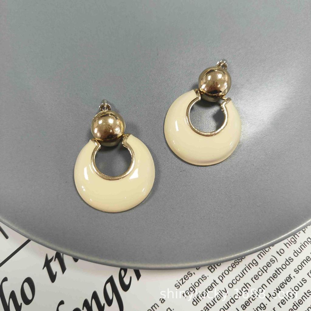 Retro Hong Kong-Style Cream White Geometric Drop Earrings - Elegant Round Hoop Studs for Women.