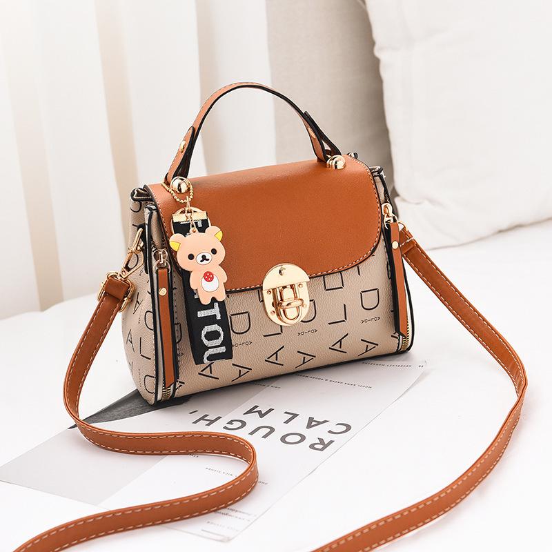 Borsa Quadrata Piccola da Donna di Design Nuova Primavera Borsa a Mano Piccola Fresca con Lettere Moda Ciondolo Orso Borsa a Tracolla Monospalla