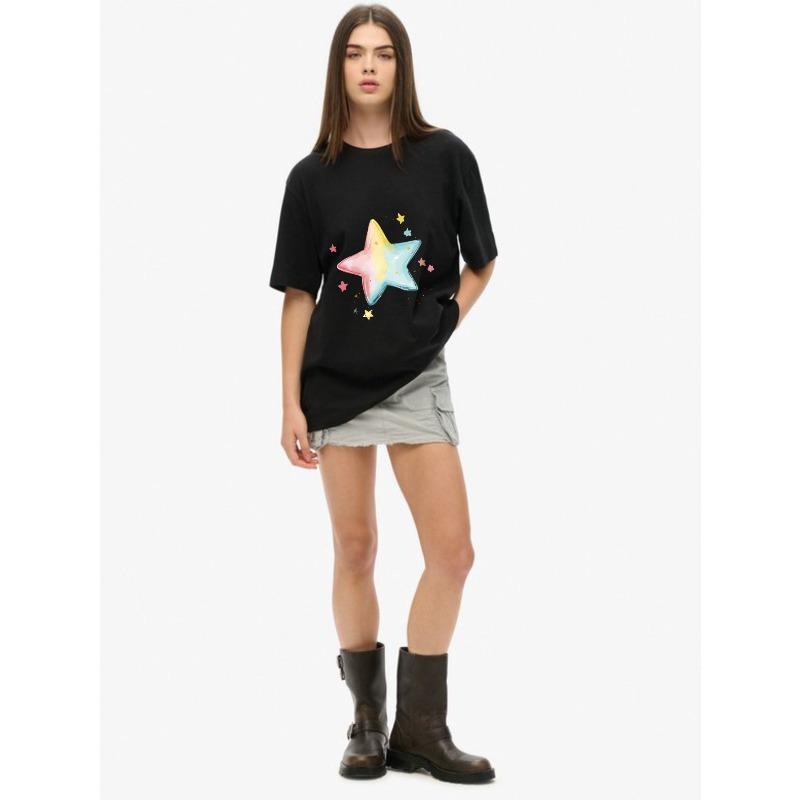 Camiseta Oversize Feminina de Manga Curta com Estrela em Gradiente Rosa-Amarelo-Azul e Estrelinhas Coloridas Estampadas