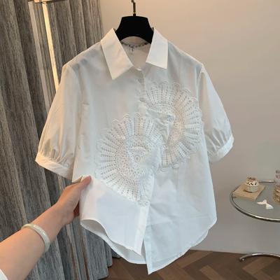 Camisa Feminina Branca de Manga Curta Bufante com Bordado Floral 3D Casual Botões Blusa