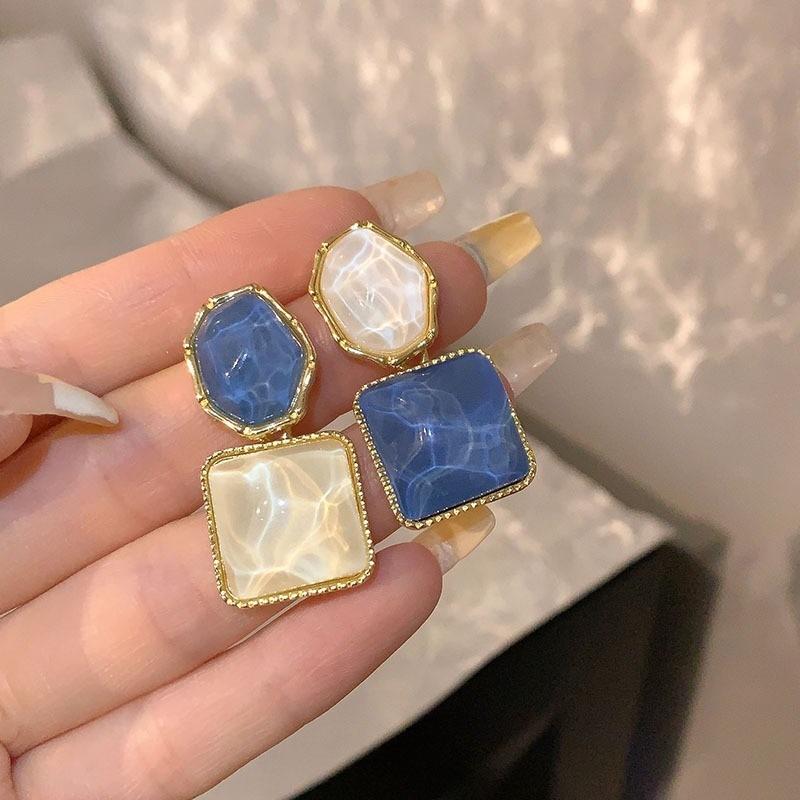 Cercei eleganti asimetrici in forma de diamant pentru femei