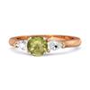 Anel de Três Pedras Peridoto com Detalhe em Forma de Pera - Prata de Lei 925 com Banho de Ouro Rosa