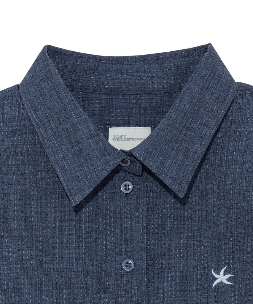 THE COLDEST MOMENT (W) Tcm Mini Logo Textured Half Shirt (Navy)