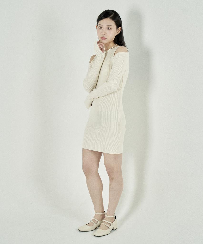 Tobaseu Slim Fit Shoulder Cutout Knit Dress (Black)