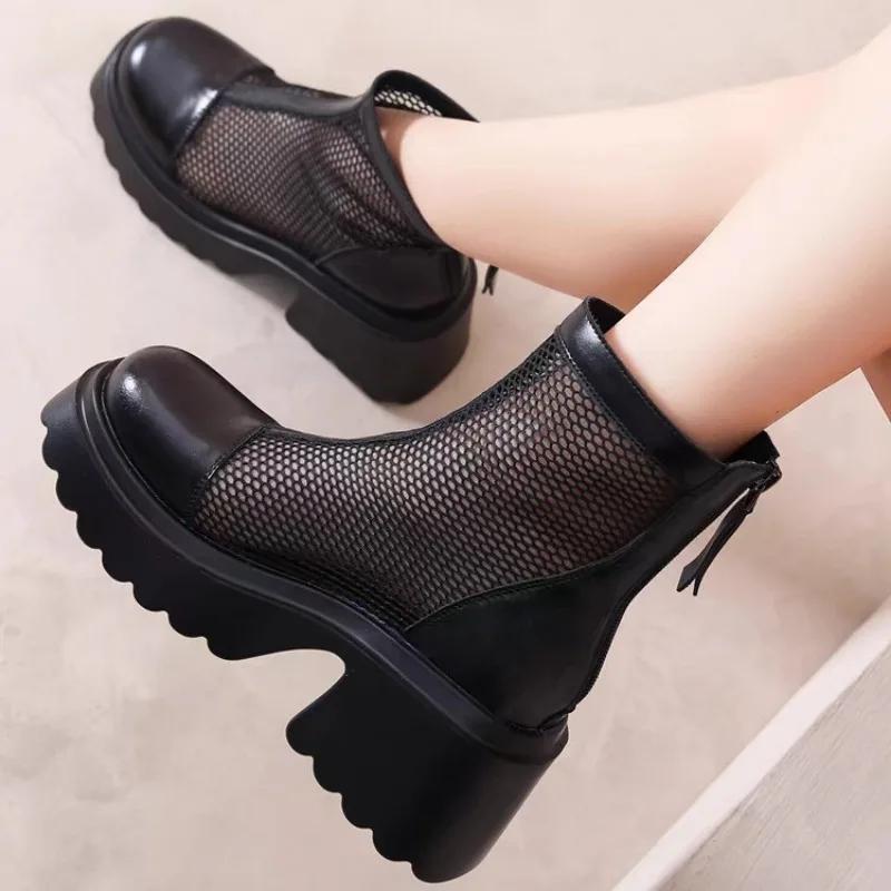 Modische Damenschuhe 2025: Unifarbene Damenstiefel mit runder Zehenpartie und dickem Absatz – atmungsaktive und bequeme Mesh-Sandalen für optimalen Tragekomfort.