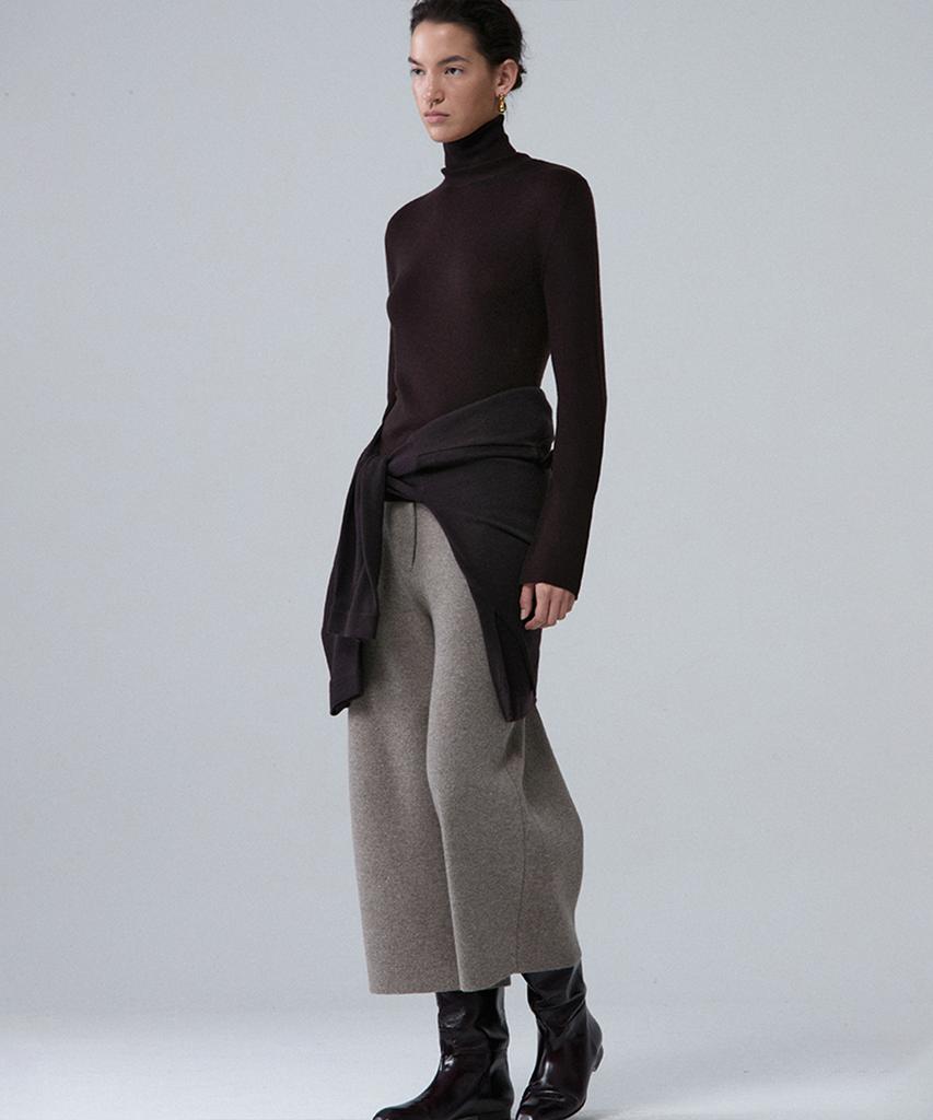 UMARMUNG Weightless Wool Turtle Neck Pullover_Mahogany