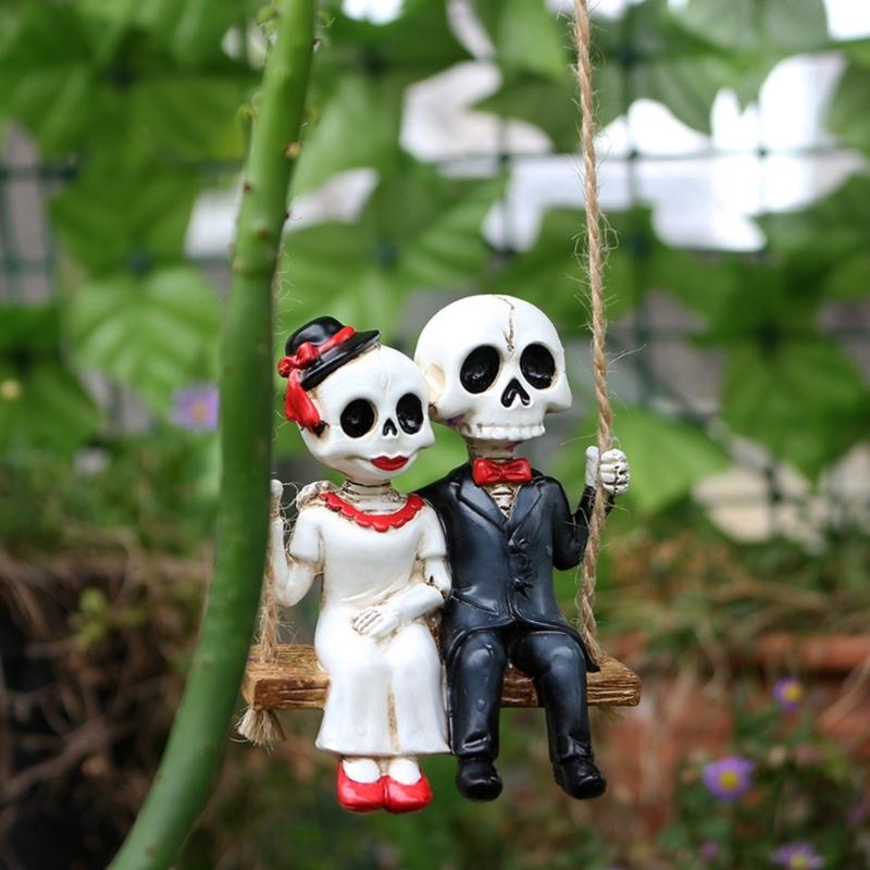 Unique Skull Couple On Swing Resins Figurine Hanging Decoration Perfect Halloween Home Car Accessories Ornament Gift