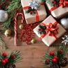 10 Stück künstliche Kiefernzweige mit Kiefernnadeln, Tannenzapfen und roten Beeren - Langlebige Kunststoff-Weihnachtsdekoration für Kränze, Weihnachtsbaum