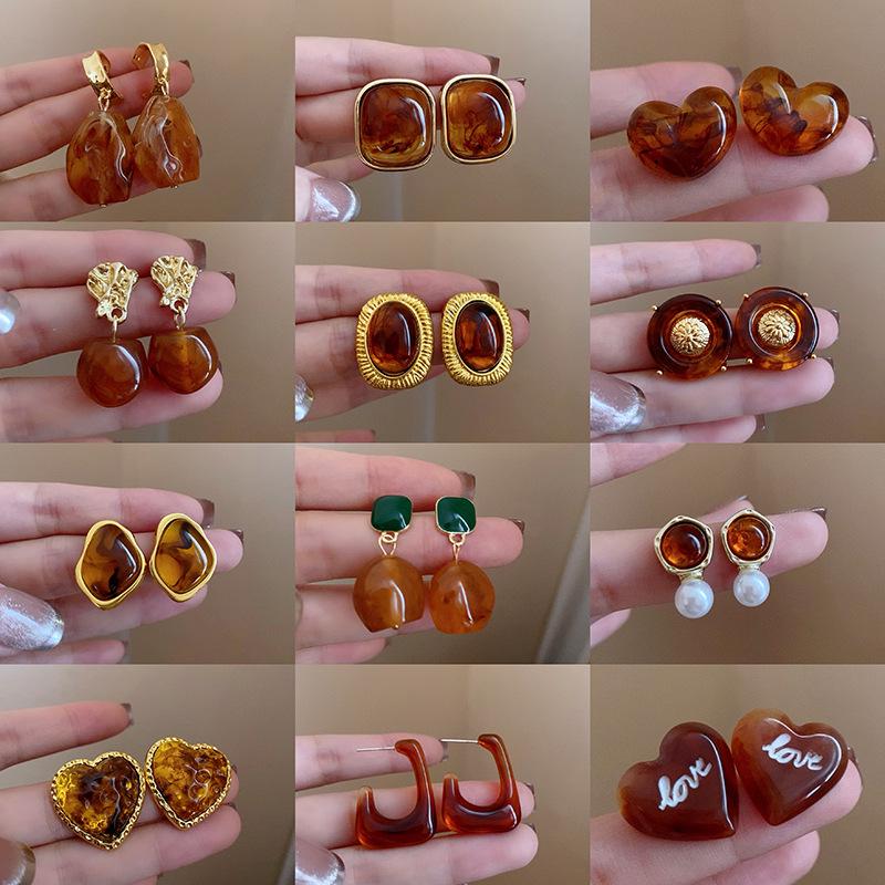 Zilveren Naald Bruin Onregelmatige Stud Oorbellen - Franse Licht Luxe Retro Niche High-End Sieraden voor Vrouwen.