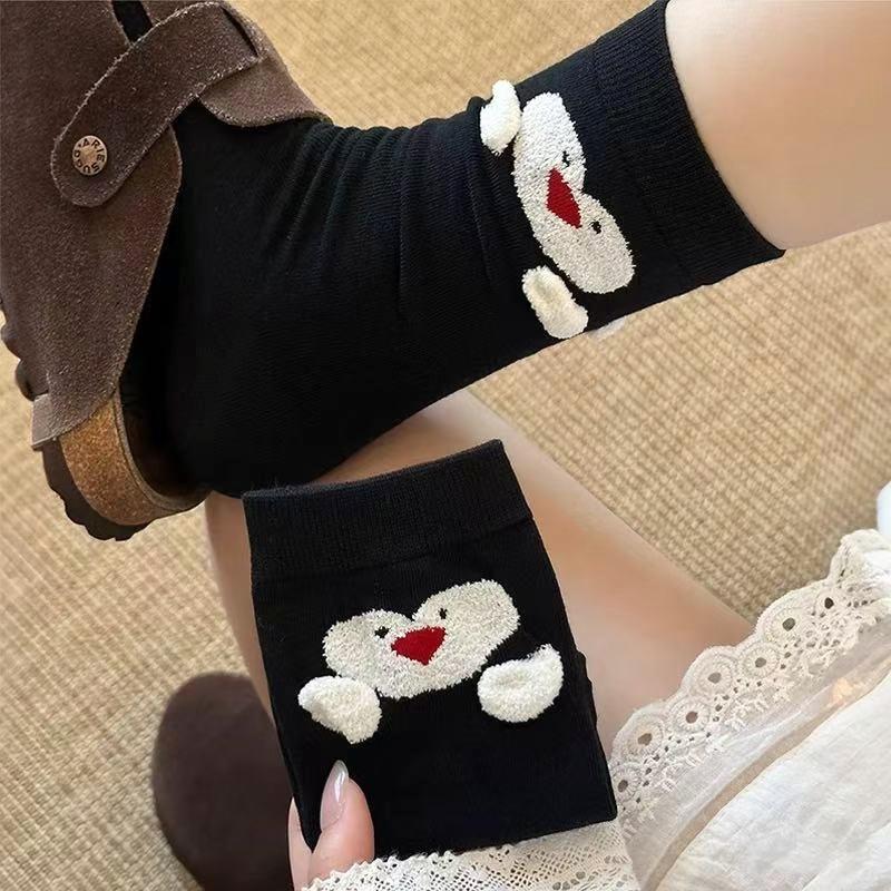 Damen Frühling und Herbst Neuer Trend Cartoon Beflockung Tier Niedlicher Pinguin Schlauch Plüschsocken