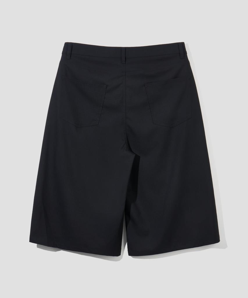 AGOD Double-Pleated Bermuda Slacks [Black]