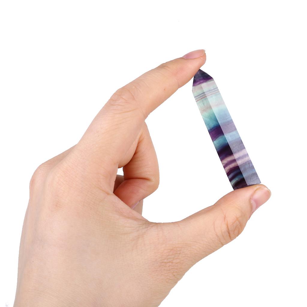 Punta esagonale della bacchetta di ametista curativa con pietra di cristallo di quarzo fluorite naturale