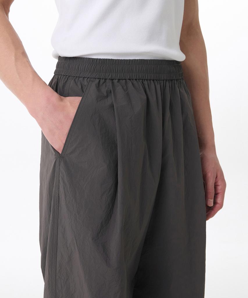 Musinsa Standard Nylon Crease One-Tuck Wide Elastic Waist Pants [Gunmetal]