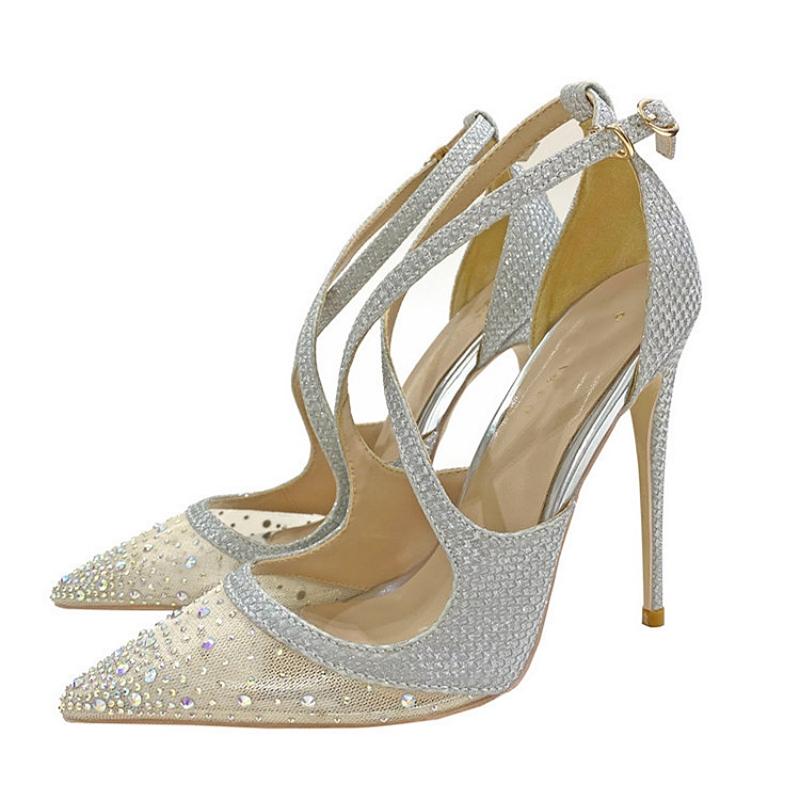 Modische neue silberfarbene High Heels aus Rautengewebe, spitze Schuhe mit dünnem Absatz für Damen, Sandalen mit gekreuzten Riemen
