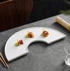Czysty biały nieregularny ceramiczny talerz jadalny Talerz restauracyjny do sushi Talerz deserowy Talerz do makaronu Specjalna zastawa stołowa do kuchni molekularnej