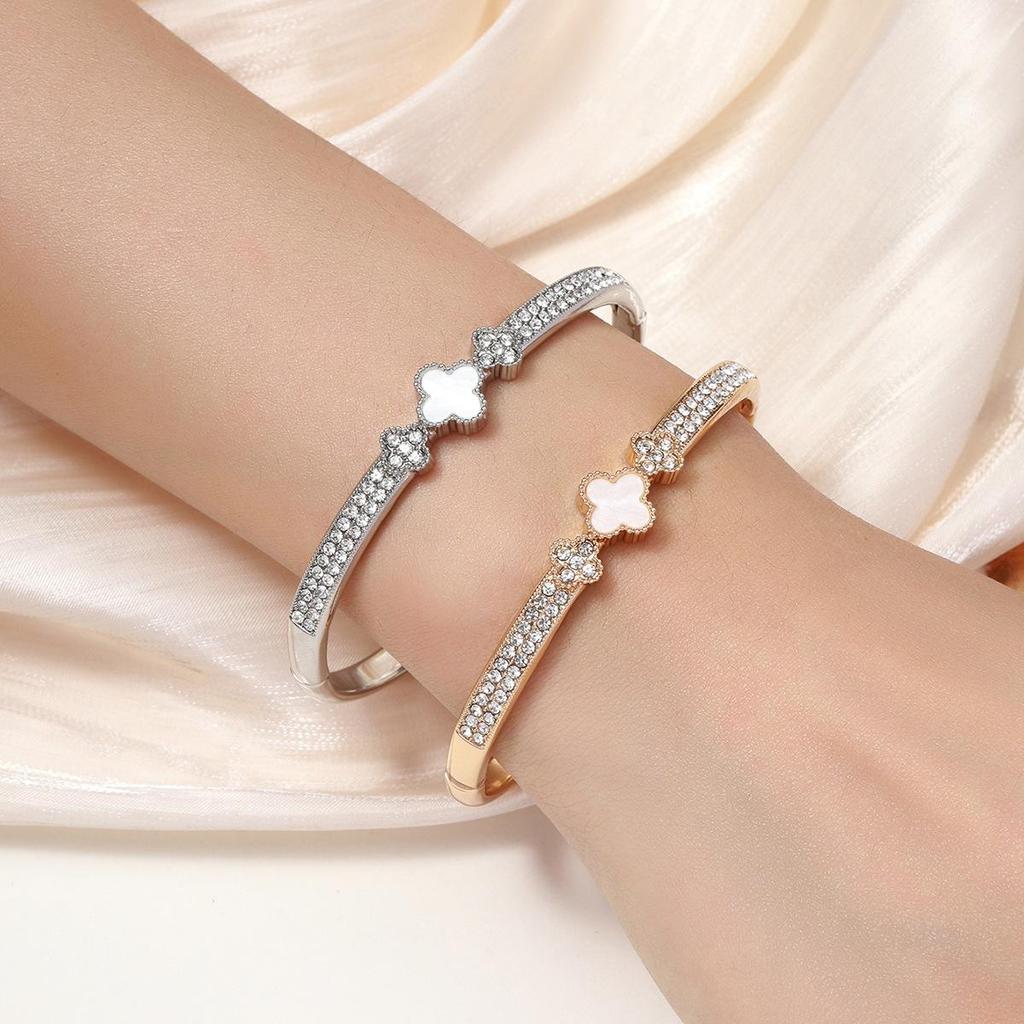 Náramek se čtyřlístkem osázený diamanty - Elegantní dámský módní doplněk