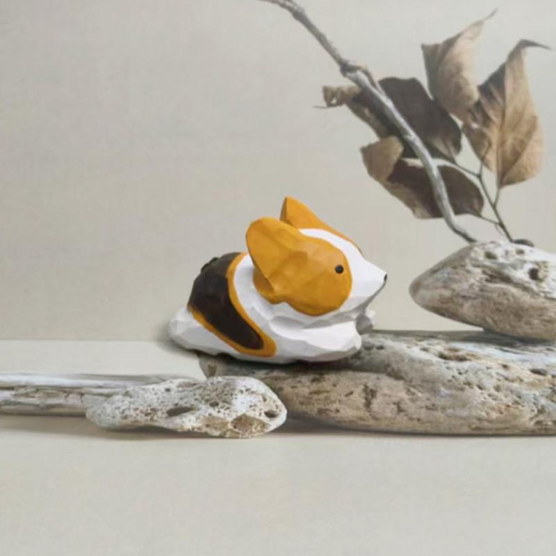 Handgefertigte Holzfigur einer Katze und eines Corgis mit kunstvollen Schnitzereien – ideal als Geschenk oder Dekoration für Ihr Zuhause.