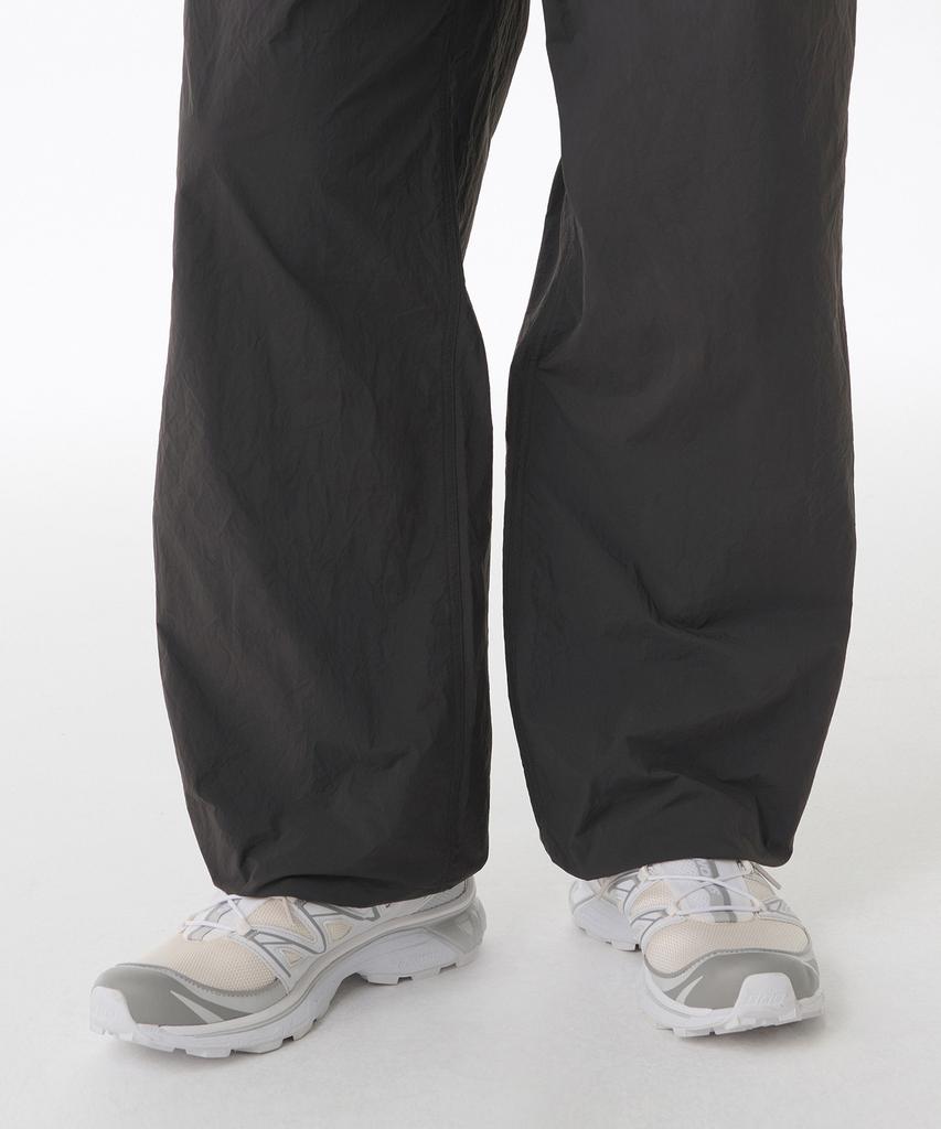 Musinsa Standard Nylon Crease One-Tuck Wide Elastic Waist Pants [Gunmetal]