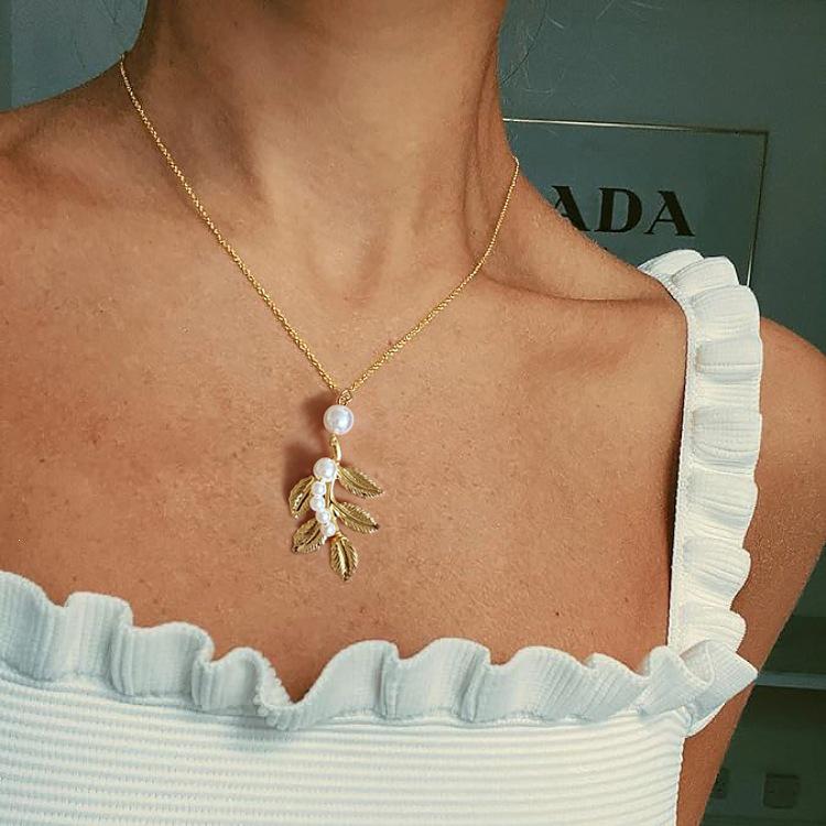 European & American Fashion Baroque Leaf Necklace with Pearl Pendant