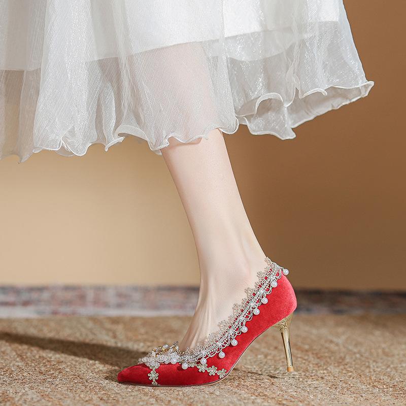 Prachtige bruids trouwschoenen niche high-end gevoel parel retro rood hoge hakken dames lente 2025 nieuwe modellen