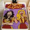 1 Stück 2 Broke Girls Amerikanische Sitcom Print Flanelldecke, Hohe Qualität für alle Jahreszeiten, Heimdekoration, Wärme und Komfort, Perfekt für Weihnachtsgeschenke
