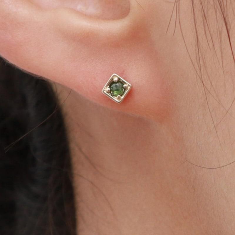 Méně je více 14K zlatý zelený surový diamant náušnice & piercing
