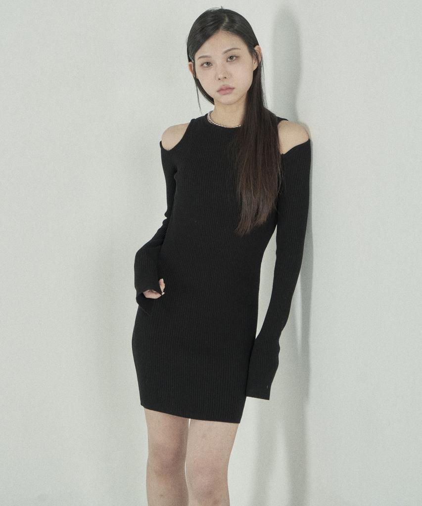 Tobaseu Slim Fit Shoulder Cutout Knit Dress (Black)
