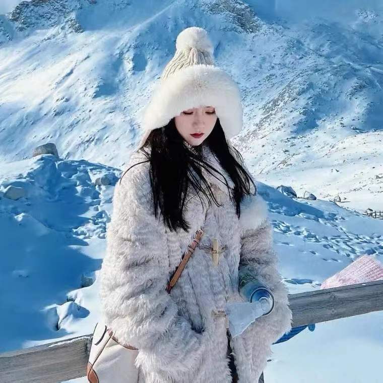 Snow Mountain Hat Women's Winter Ear Protection and Warm White Wool Hat Wool Ball Knit Lei Feng Hat Wear