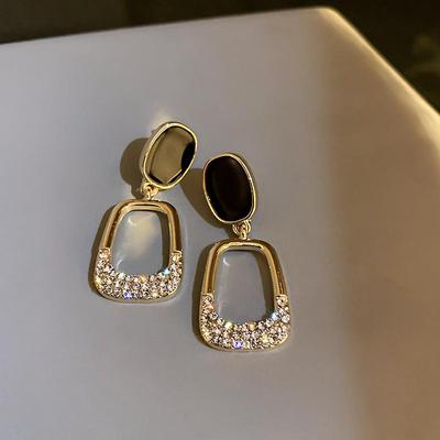 High End Pendant Earrings with a Feminine Temperament Retro Atmosphere New Metal Earrings