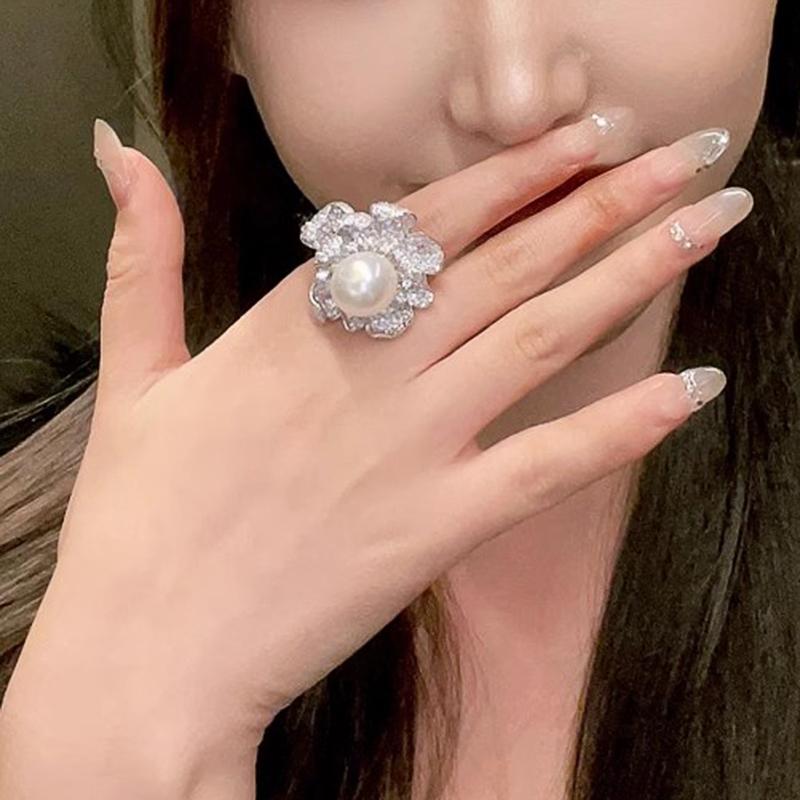 Huitan Estético Anillo de Dedo de Flor con Zirconia Brillante Joyería de Lujo para Fiesta de Señora con Perla Simulada Preciosos Accesorios Delicados