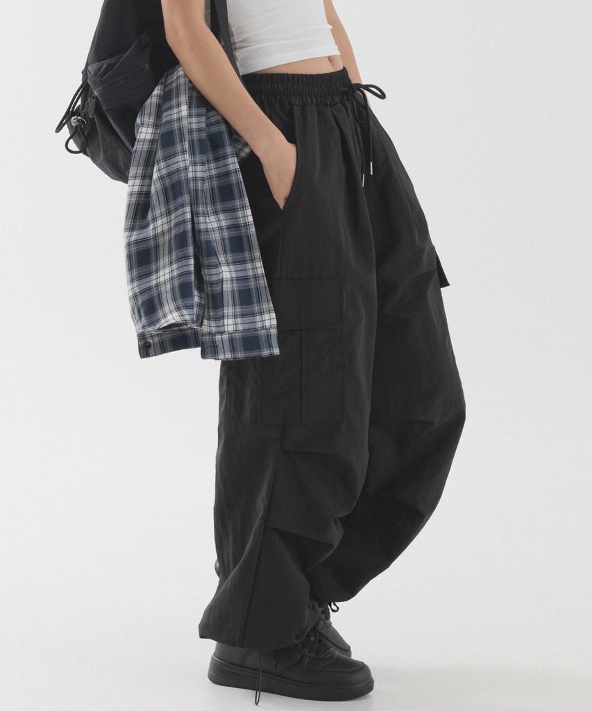 PIANER Nylon One-Pleat Cargo Parachute Pants (Black)